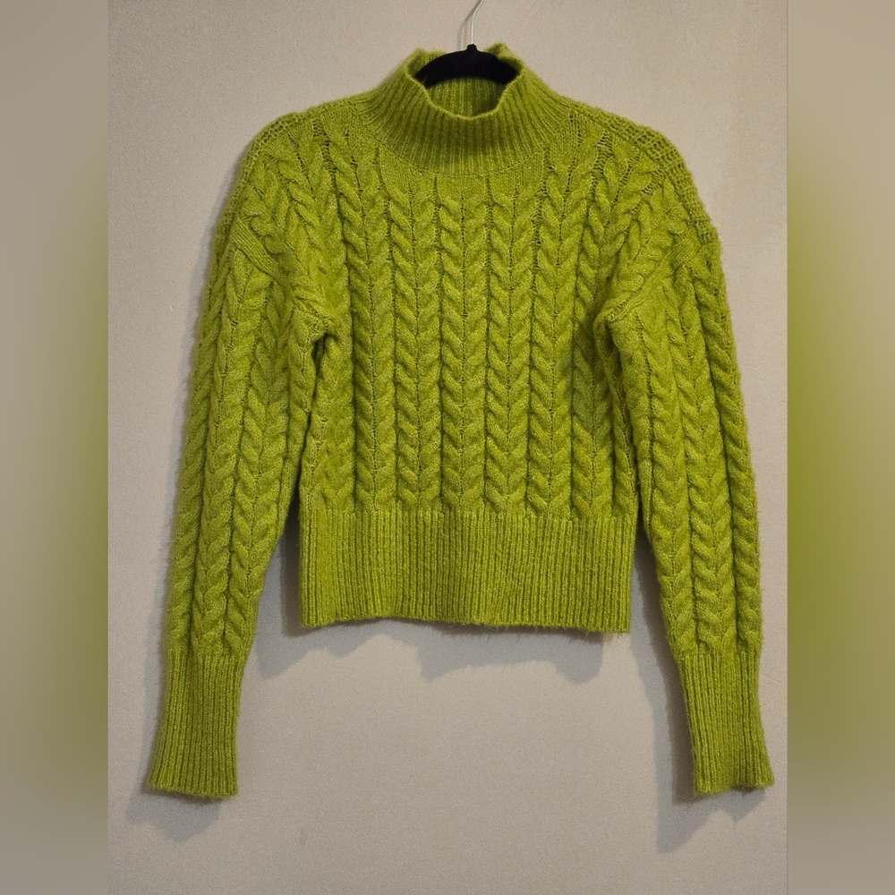 Kendall and Kylie Green Sweater Size Small